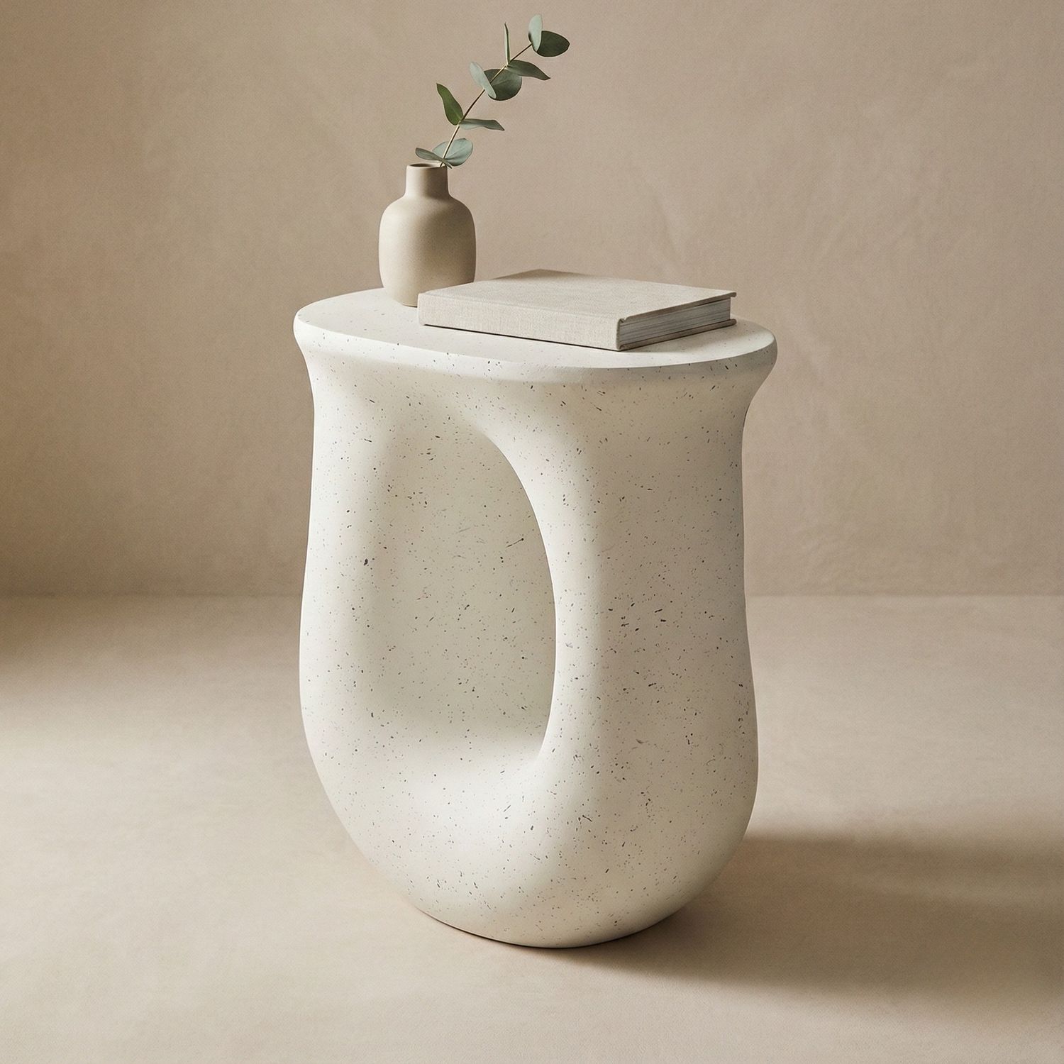 Table d’Appoint Géométrique En Béton Blanc Cassé – Design Sculptural U | KOAÏ